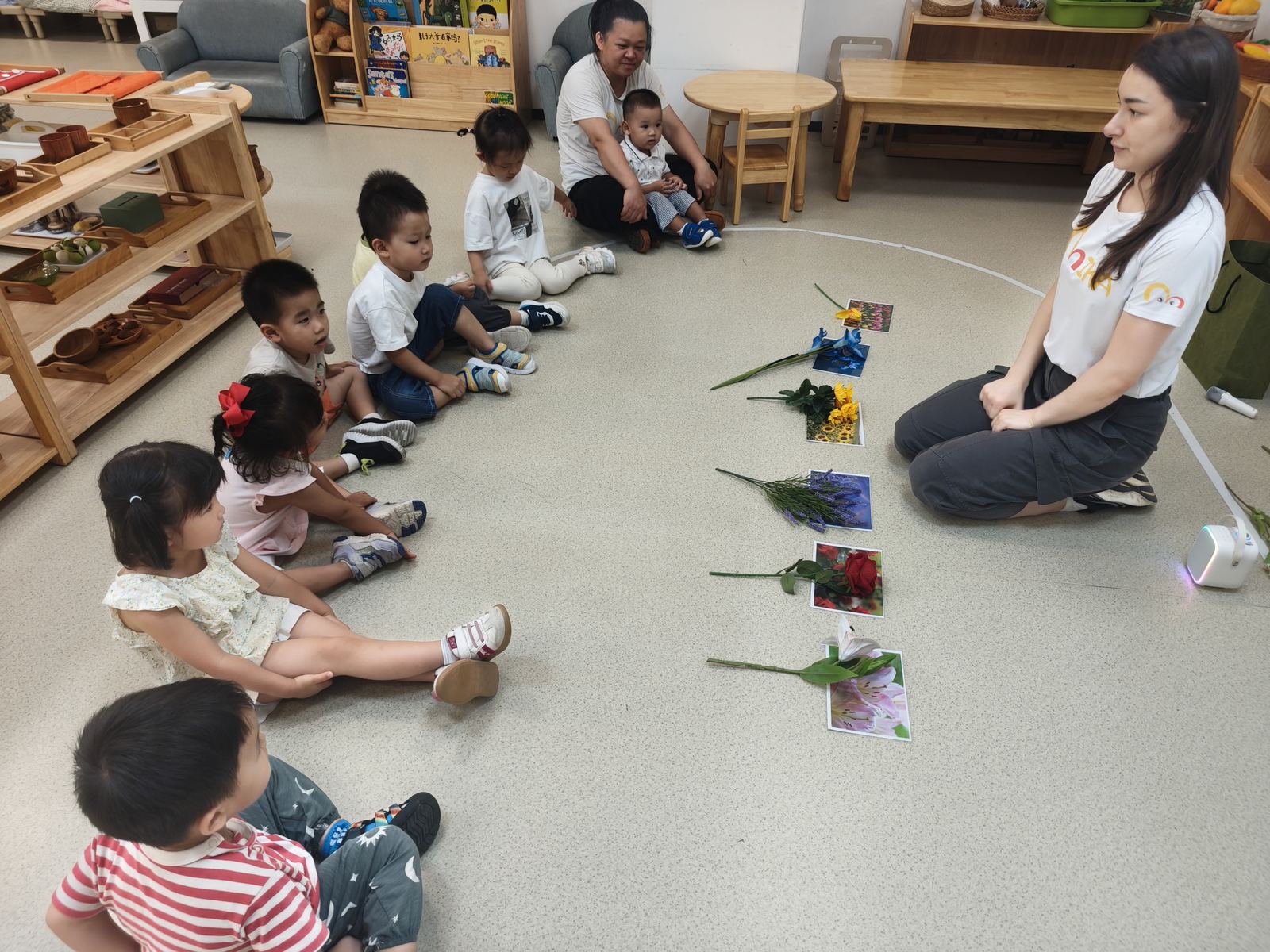 圆圈时间,老师带领孩子们围坐