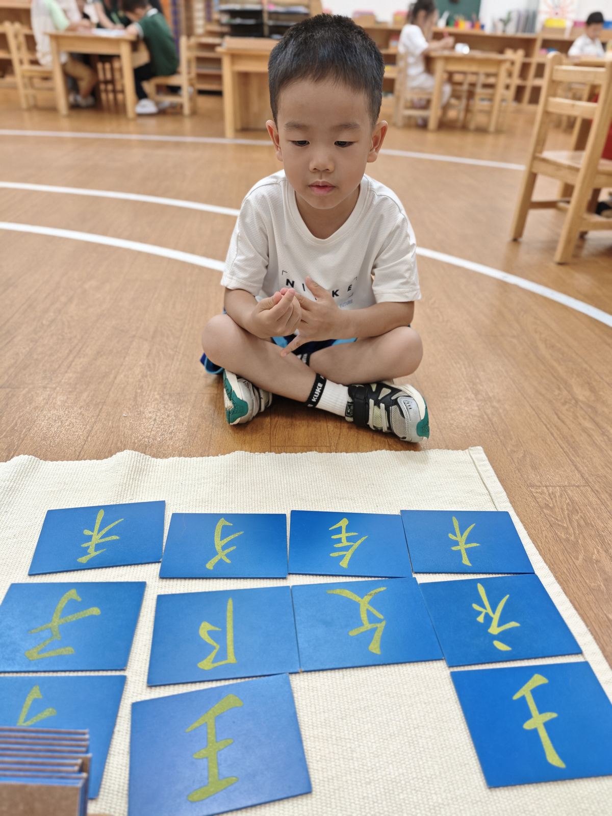 孩子专注操作蒙氏语言字母卡片