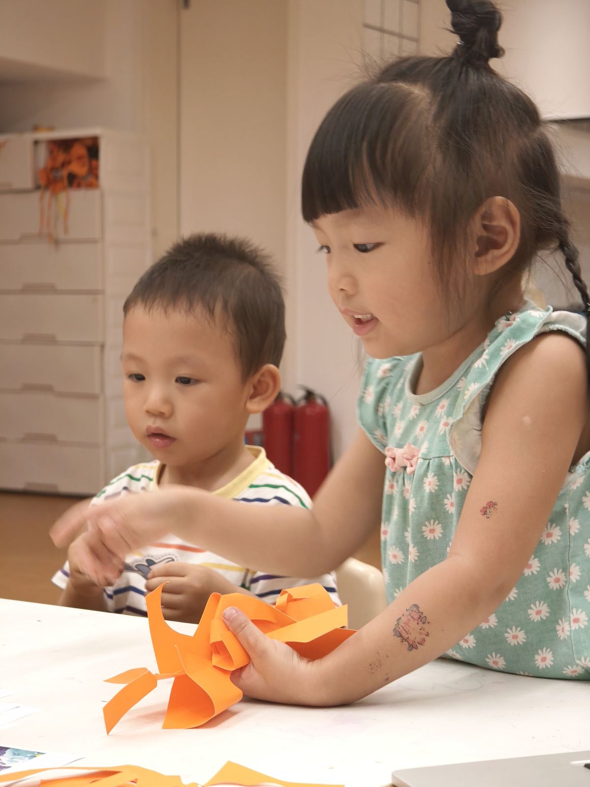 孩子专注完成手工创作